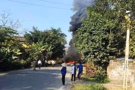 Bốn xe ô tô va chạm liên hoàn, bốc cháy ngùn ngụt