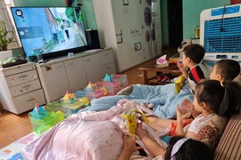 Học sinh phải ở nhà dài ngày do dịch COVID-19.