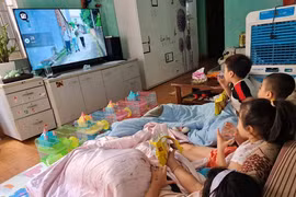 Học sinh phải ở nhà dài ngày do dịch COVID-19.