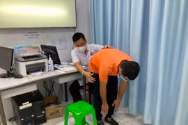 “Nhiều vận động hằng ngày được xem là không có gì quá mức, nhưng cứ lặp đi lặp lại hằng ngày, đến mức độ nào đó, xương sẽ gãy”, BSCKI Vũ Tam Trực cảnh báo.