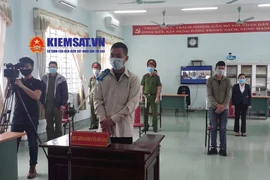 Không đeo khẩu trang, đánh cán bộ kiểm dịch: Phạt 9 tháng tù