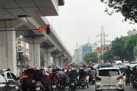 Đường phố Hà Nội bất ngờ nhộn nhịp dù đang 'cách ly toàn xã hội'