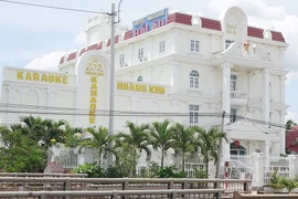 Lấn chiếm đất xây khách sạn vẫn được cấp sổ đỏ