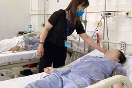 Thay mạch cứu bệnh nhân thủng động mạch chủ bụng nguy kịch do lao