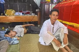 Xe tông trúng cả nhà đang ngồi uống nước, 3 người tử vong