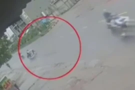 Video: Học sinh đi xe máy bị tông ngang xe do sang đường bất cẩn