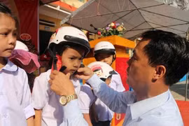 Yên Bái: Trao tặng hơn 2.100 mũ bảo hiểm cho học sinh tiểu học
