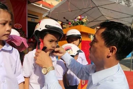 Yên Bái: Trao tặng hơn 2.100 mũ bảo hiểm cho học sinh tiểu học
