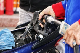 Giá xăng tiếp tục tăng vượt “đỉnh” năm 2014