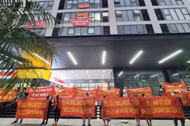 Hà Nội: Cư dân căng băng rôn vì mua chung cư 'kẹt' địa giới giữa hai quận