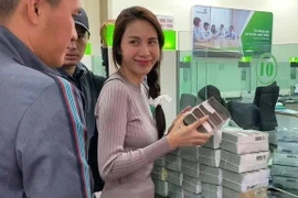 Phía Thủy Tiên khẳng định việc góp thêm tiền trao cho bà con miền Trung là thật