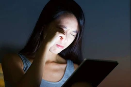 Ngăn chặn tác hại của ánh sáng xanh