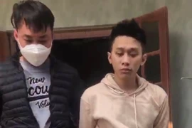 Đối tượng Vũ Hoàng Huân (bên phải) bị lực lượng chức năng bắt giữ.
