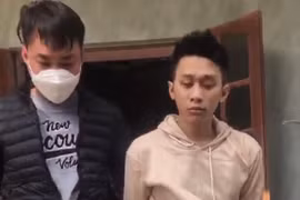 Đối tượng Vũ Hoàng Huân (bên phải) bị lực lượng chức năng bắt giữ.