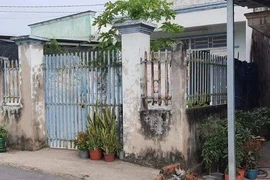 Căn nhà có cổng rào, nơi cháu A. sinh sống.