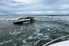  Thuyền trưởng quay lại ca nô lật, lấy thiết bị "rất quan trọng" 