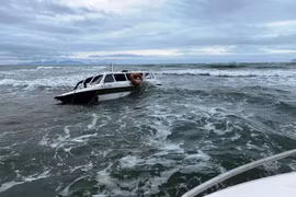  Thuyền trưởng quay lại ca nô lật, lấy thiết bị "rất quan trọng" 