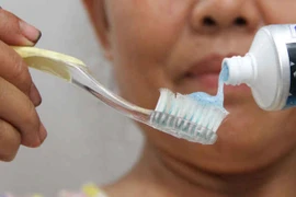 Sau khi sinh không nên kiêng đánh răng