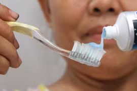 Sau khi sinh không nên kiêng đánh răng