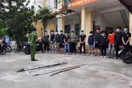 Nhóm thanh niên tham gia hỗn chiến bị công an bắt giữ.