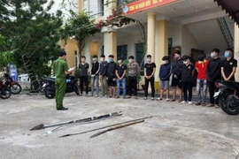 Nhóm thanh niên tham gia hỗn chiến bị công an bắt giữ.