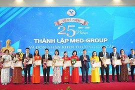Bộ Y tế khen thưởng đơn vị tiên phong lấy mẫu tại nhà