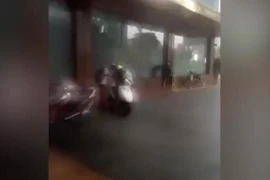 Video nhân viên khách sạn Grand Plaza ở Hà Nội đuổi người trú giông lốc