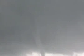 Clip: Vòi rồng xuất hiện tại biển Vũng Áng trước khi bão số 4 đổ bộ