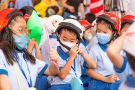 Phát động chương trình trao tặng mũ bảo hiểm cho học sinh lớp Một toàn quốc năm học 2020 - 2021