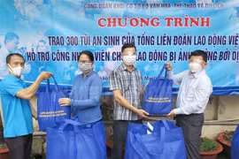 Liên đoàn Lao động TPHCM tổ chức chương trình trao 300 "Túi an sinh của công đoàn" cho người lao động bị ảnh hưởng dịch Covid-19.