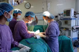 Tự bơm silicon tăng kích cỡ, cô gái trẻ bị biến dạng vòng 3