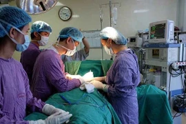 Tự bơm silicon tăng kích cỡ, cô gái trẻ bị biến dạng vòng 3