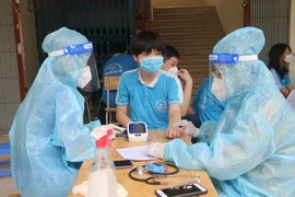 Lo lắng khi con tiêm vắc xin được gia hạn 