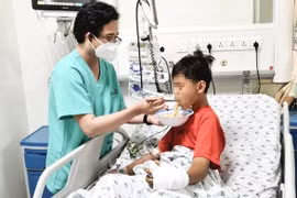 Bé trai học lớp 7 bị rắn độc cắn đã bình phục và tỉnh táo.