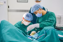 Vết mổ chảy mủ tiết dịch suốt gần 3 năm