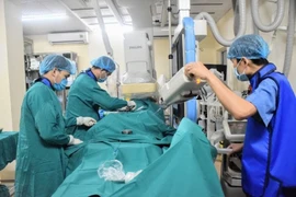 Lò xo kim loại nút phình động mạch não