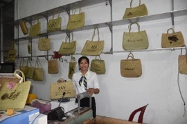 Máy in laser khắc chữ lên giỏ bàng