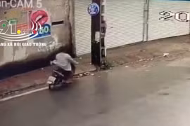 Khoảnh khắc thanh niên sắp đâm trực diện vào cột điện (ảnh cắt từ clip).