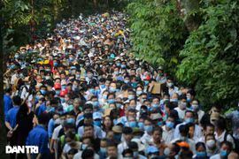 Biển người đổ về lễ hội Đền Hùng trong ngày Quốc Giỗ