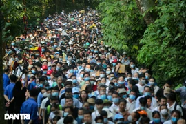 Biển người đổ về lễ hội Đền Hùng trong ngày Quốc Giỗ
