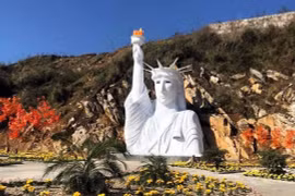 Điểm du lịch có tượng nữ thần tự do "phiên bản lỗi" bị tạm cấm đón khách