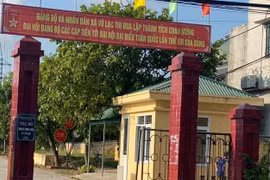 Phó bí thư xã đánh bạc bị đình chỉ công tác