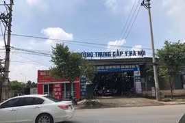 "Loạn" trường y dược tại Hà Nội: Trăm nẻo "trèo tường quy định"