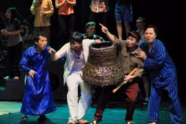 Cười ra nước mắt với hài kịch “Cái… ao làng”