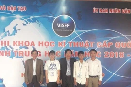 Robot bón thức ăn cho bệnh nhân