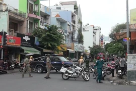 Một phụ nữ bịt mặt cướp chi nhánh ngân hàng ở Sài Gòn, lấy đi 2 tỷ đồng