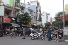 Một phụ nữ bịt mặt cướp chi nhánh ngân hàng ở Sài Gòn, lấy đi 2 tỷ đồng