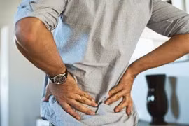 Bị đau cột sống thắt lưng đột ngột có nguy hiểm không?