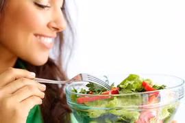 Đau bụng cấp cứu vì nhiễm giun do ăn rau sống 