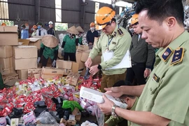 Hàng giả, hàng nhái: Đa dạng hình thức, triệt phá nhiều vẫn nở rộ